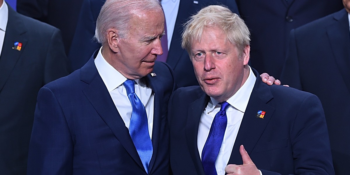 Prezydent USA Joe Biden (od lewej) i premier Wielkiej Brytanii Boris Johnson podczas szczytu NATO w Madrycie, 29 czerwca 2022 r. 