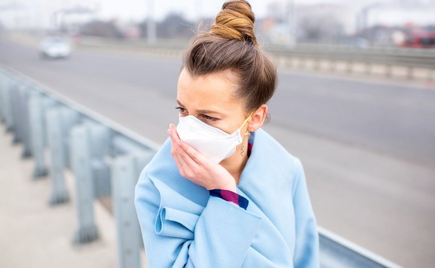 Smog niszczy twoją skórę. Jak ją pielęgnować zimą?