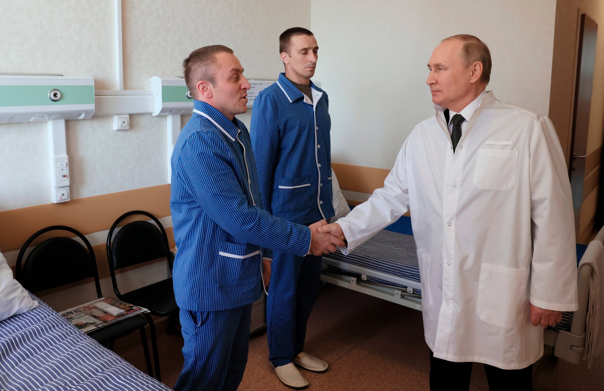 Putin počas návštevy vojakov v nemocnici.