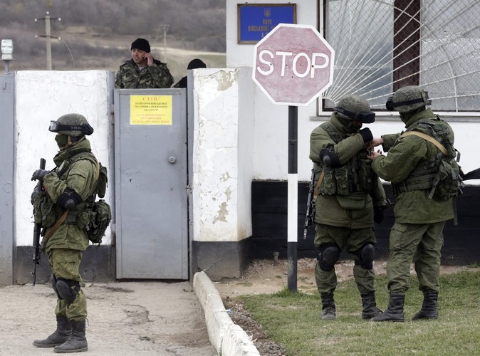 Amerykański Departament Stanu pisze: 'Pan Putin twierdzi: Rosyjskie siły na Krymie działają wyłącznie w celu zapewnienia ochrony rosyjskich obiektów wojskowych. To nie siły rosyjskie, lecz 'obywatelskie grupy samoobrony' zajęły obiekty infrastrukturalne i wojskowe na Krymie'