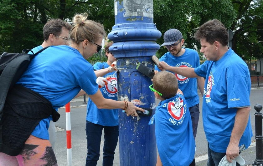 Urzędnicy i mieszkańcy miasta czyścili słupy