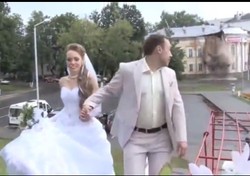 Atrakcja z okazji ślubu. Zamiast fajerwerków... walący się dom