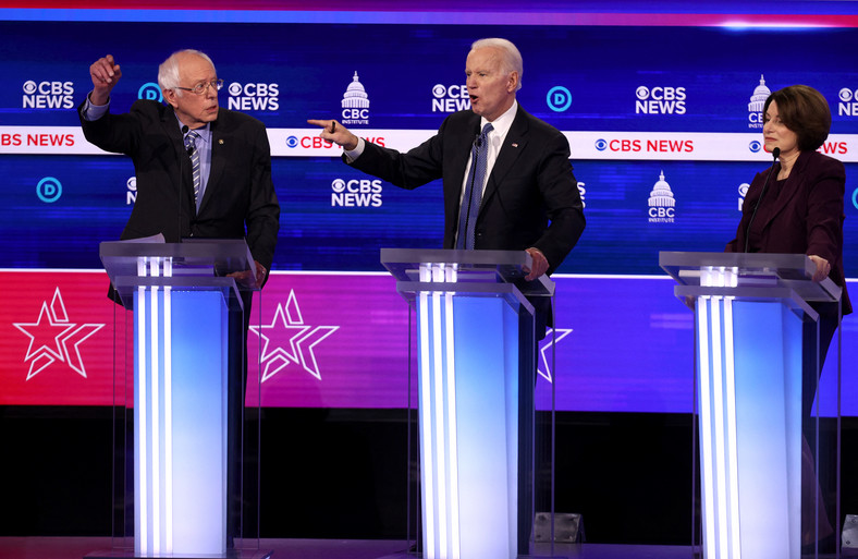Bernie Sanders, Joe Biden i Amy Klobuchar podczas debaty demokratów (2020 r.)