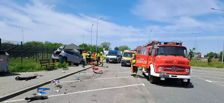 Kierowca ciężarówki staranował samochód. Inspektorzy ITD natychmiast ruszyli na pomoc