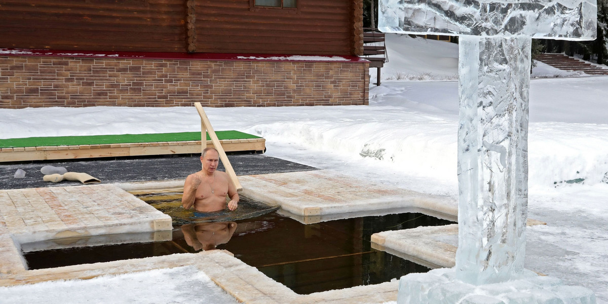 Władimir Putin wziął udział w rytualnych kąpielach z okazji święta Chrztu Pańskiego