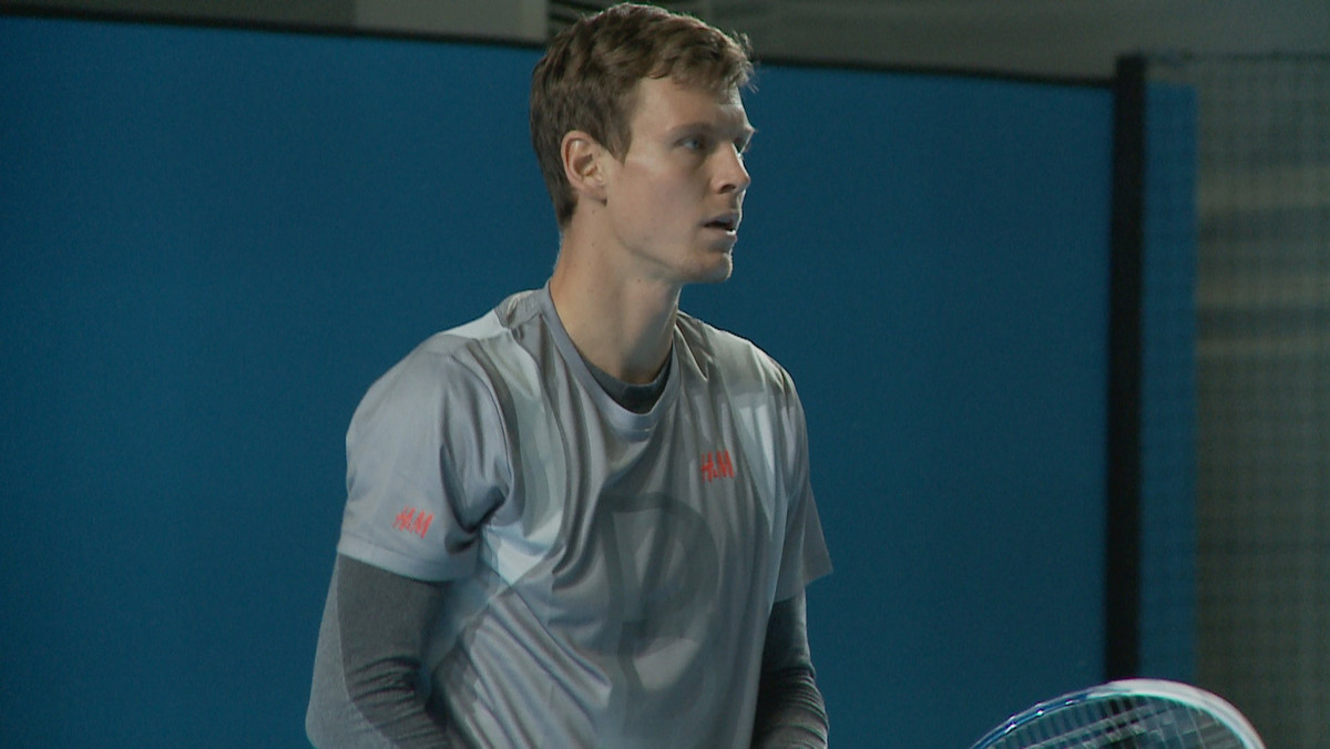 Od czterech lat jest co najmniej w ćwierćfinale Australian Open. Przed rokiem przegrał półfinał ze Stanislasem Wawrinką. W AO2015 na razie awansował do trzeciej rundy, ale wspomnienia z Melbourne już teraz ma wyjątkowe. Tomas Berdych właśnie ogłosił publicznie swoje zaręczyny z modelką Ester Satorovą.