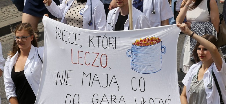 "Dziecko mnie nie poznaje, bo pracuję 300 godzin miesięcznie". Protest młodych lekarzy