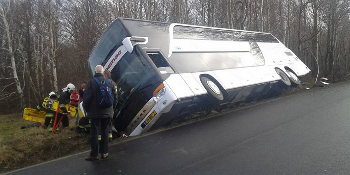 Autobus z dziećmi wpadł do rowu