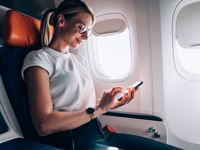 Stjuardesa otkrila zašto u avionu ne bi trebalo da nosimo majicu kratkih rukava
