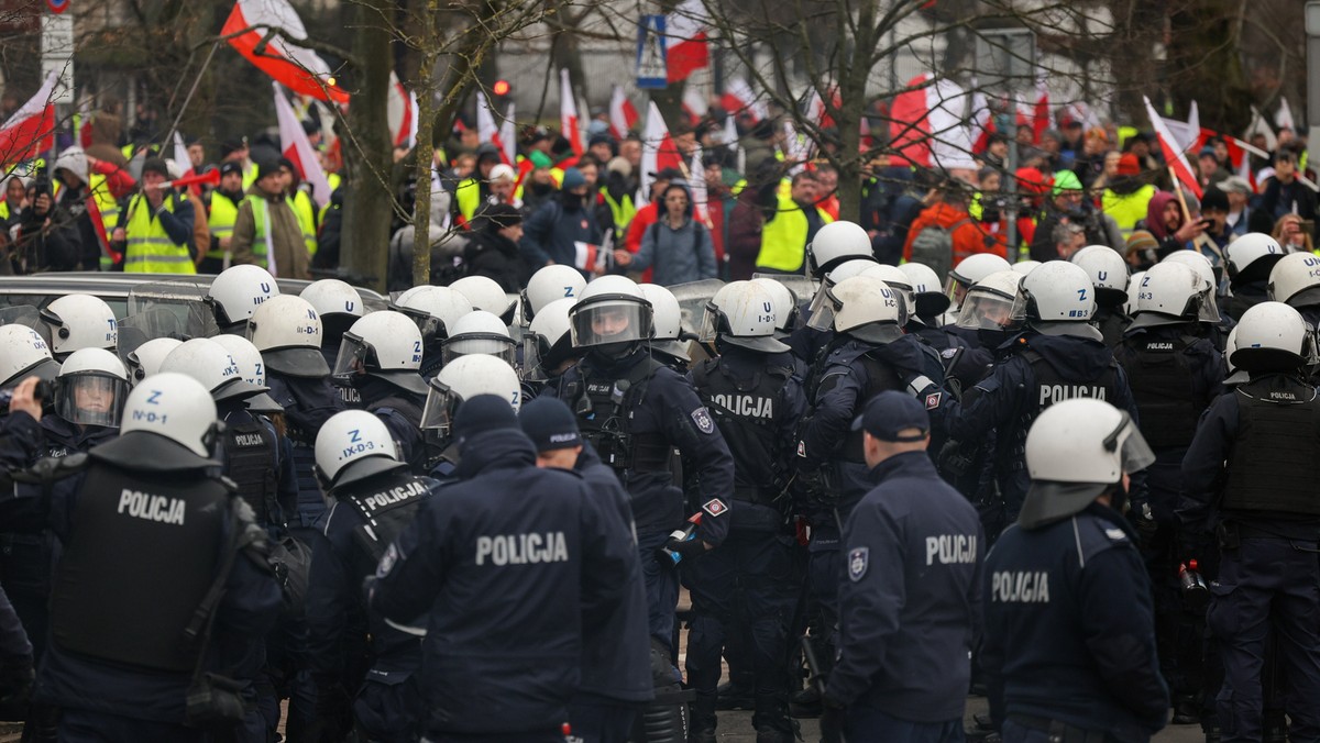 Policja poszukuje najbardziej agresywnych uczestników zamieszek przed Sejmem