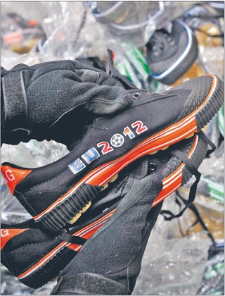 Celnicy zastawili sidła na podróbki gadżetów z logo Euro 2012