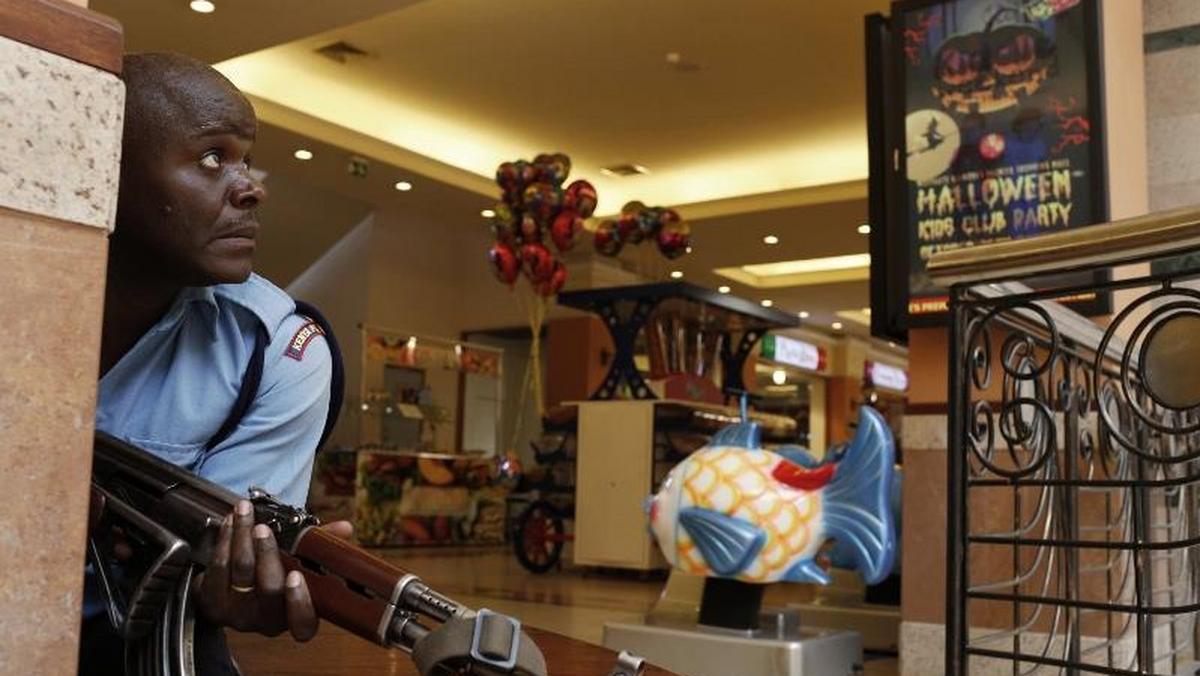 Policjant przeczesuje centrum handlowe Westgate, w którym nadal ukrywają się terroryści 