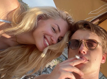ROMANSA O KOJOJ SVI BRUJE! Sin Dragana Bjelogrlića POZIRAO SA PEVAČICOM na letovanju, njihov neočekivani SELFI USIJAO MREŽE za samo par minuta! (FOTO)