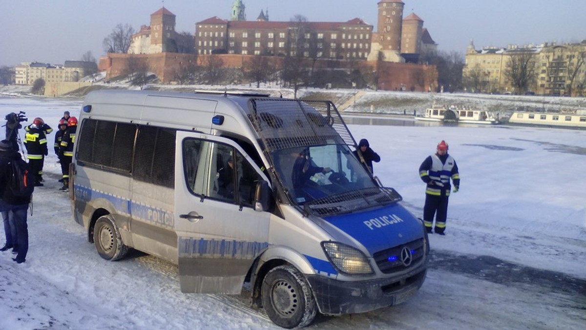 Ratownicy wyłowili mężczyznę, który wpadł do Wisły na wysokości Wawelu. Jest w stanie hipotermii. Trwa walka o jego życie.