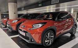 Spala 4,6 l/100 km. Najtańsza Toyota nowym hitem. Ile kosztuje?