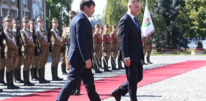 Andrzej Duda znowu zagubiony na czerwonym dywanie. Tym razem na Węgrzech