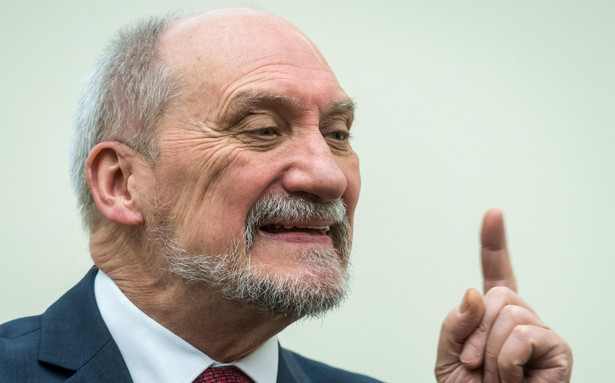 Macierewicz ostro o wecie prezydenta: Cofnął nas w ten sposób do czasów "Magdalenki" i "okrągłego stołu"