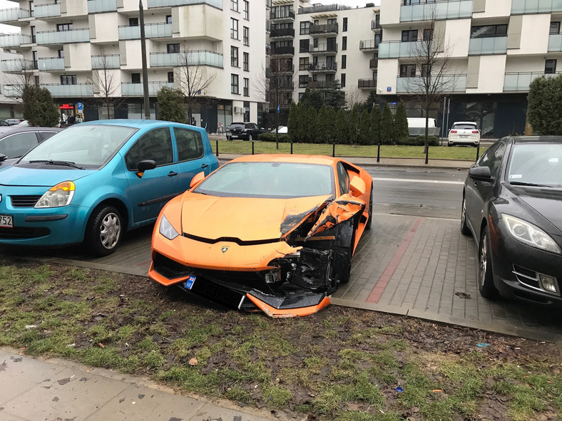 Kierowca Lamborghini uciekł z miejsca zdarzenia