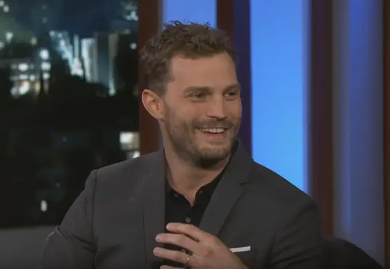 Jamie Dornan zdradza, jak ukrywał nagość na planie "Greya" i uroczo się przy tym rumieni (wideo)