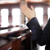 Depresszió "kezelése" a templomban: van, aki szerint az orvosi kezelést kiválthatja a vallással