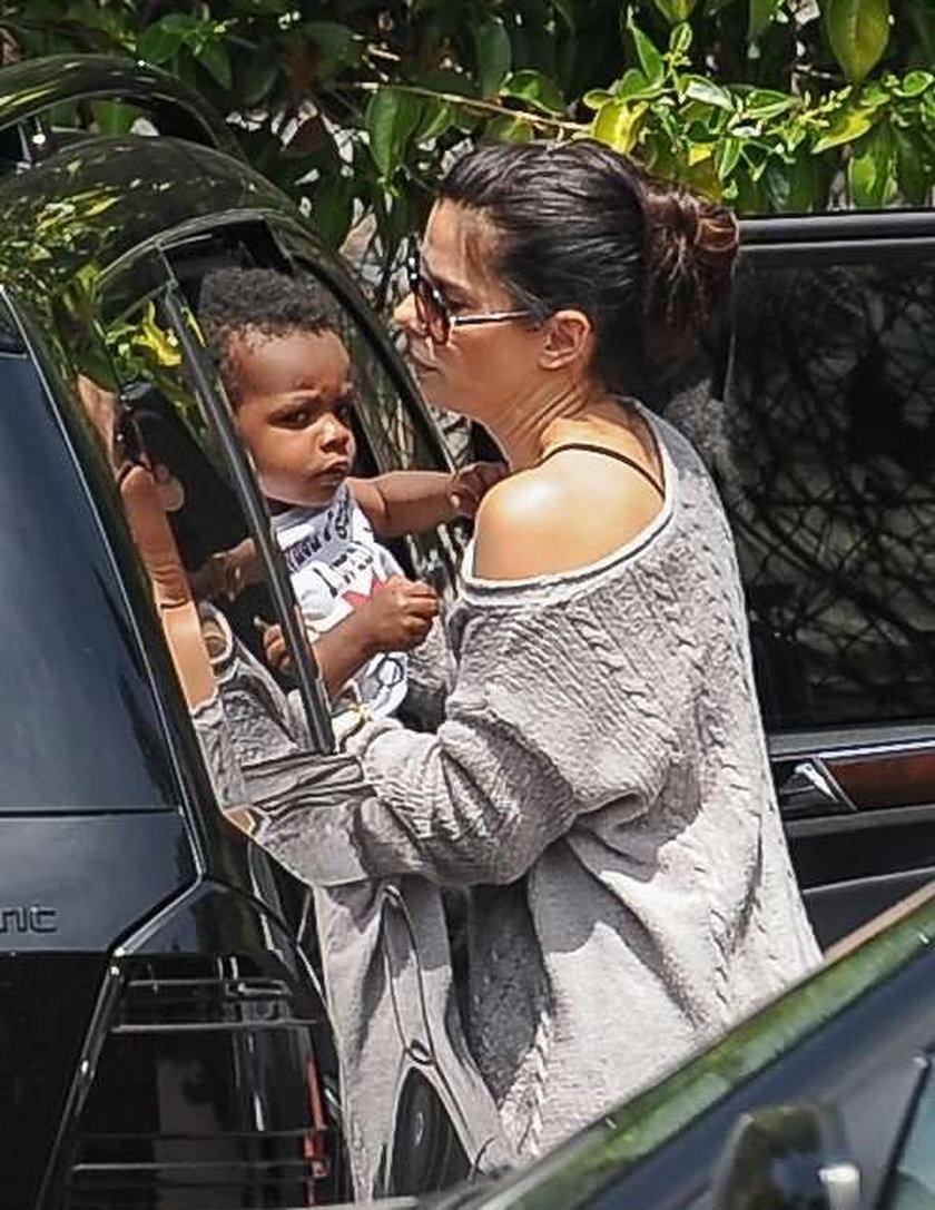 Sandra Bullock z adoptowanym synkiem. FOTO