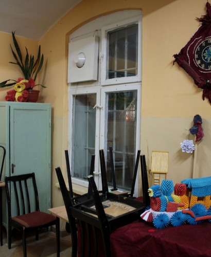 Oprócz cel i kilku sal terapeutycznych i świetlic mieści się tu łaźnia, fryzjer, punkt medyczny.