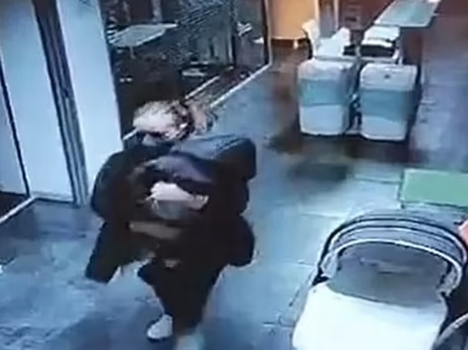 Žena se prerušila u medicinsku sestru, pa otela bebu na oči majke i bake