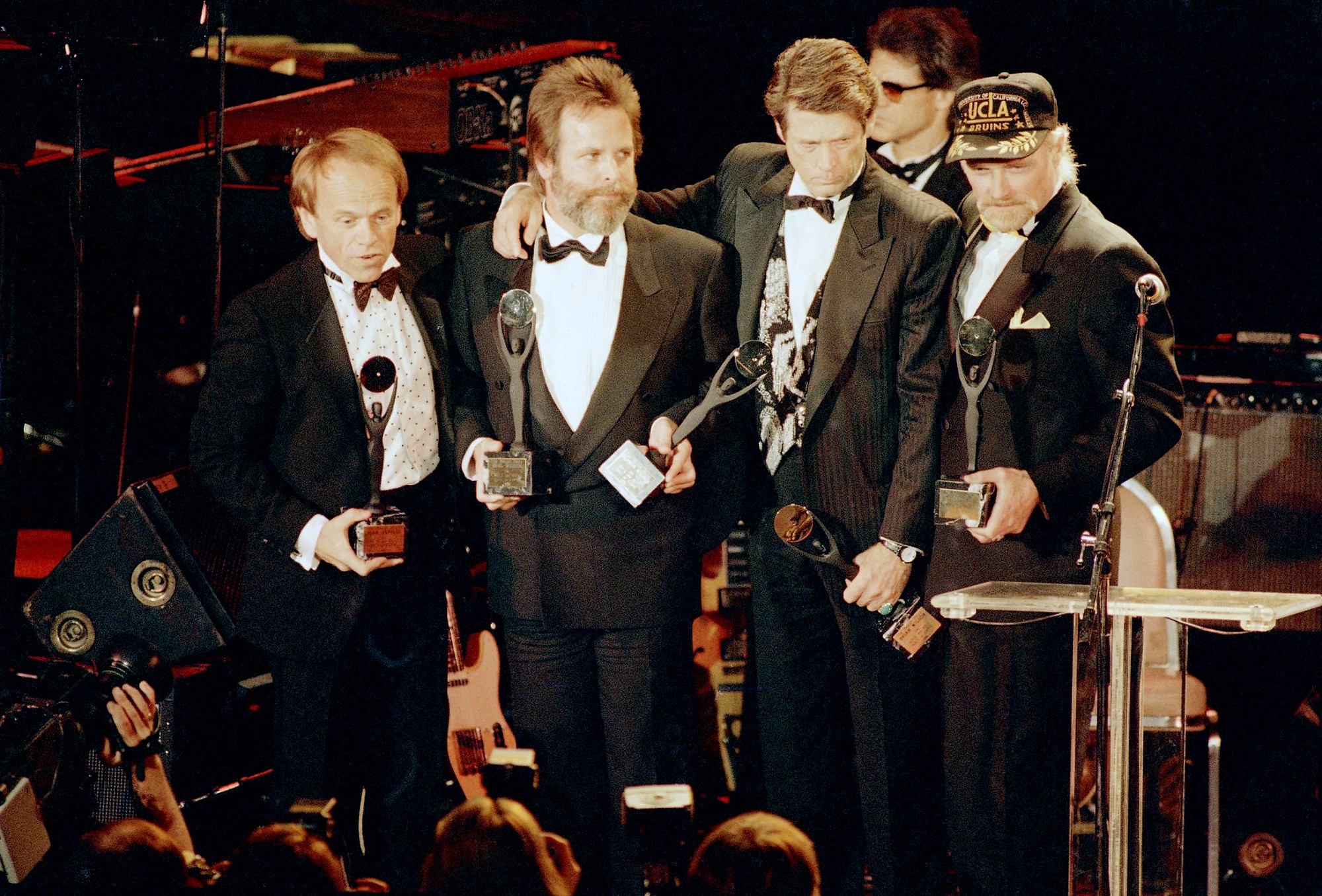 Skupina Beach Boys, zľava Al Jardine, Carl Wilson, Brian Wilson a Mike Love, držia trofeje po uvedení do Rock'n'rollovej siene slávy v New Yorku 21. januára 1988.