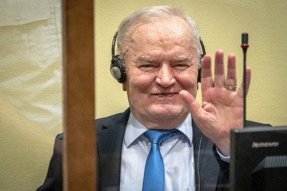 "UMRO JE U PRITVORSKOJ JEDINICI, ODVEDEN JE U HAG U TEŠKOM STANJU" Advokat o Ratku Mladiću: "Za jedne heroj, za druge zločinac"