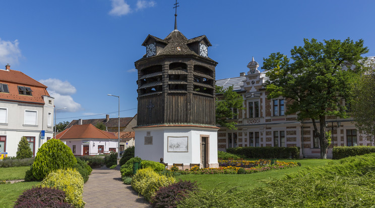 Lövöldözéssel fenyegetőzött egy diáklány Tatán / Fotó: Shutterstock