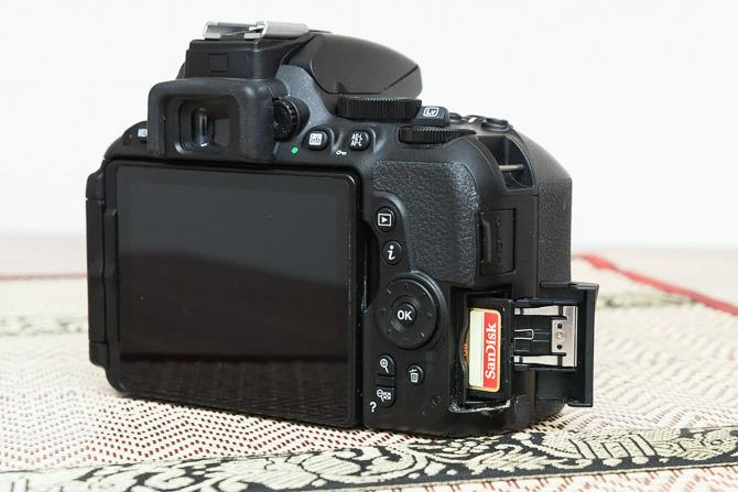 Nikon D5500 - gniazdo na kartę pamięci SD