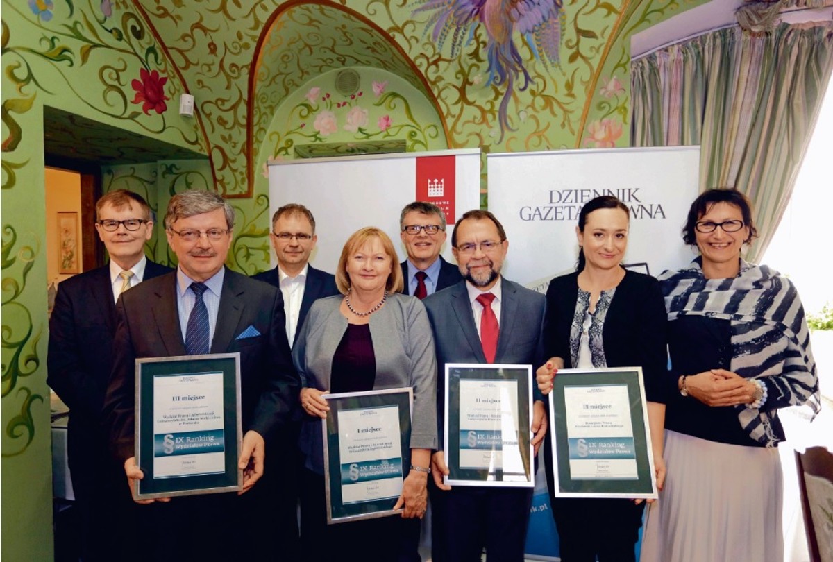 Od lewej dr Mieczysław Błoński – dziekan WPiA Uczelni Łazarskiego, prof. dr hab. Roman Budzinowski – dziekan WPiA Uniwersytetu im. Adama Mickiewicza w Poznaniu, Krzysztof Dudek – dyrektor Narodowego Centrum Kultury, prof. dr hab. Krystyna Chojnicka – dziekan WPiA Uniwersytetu Jagiellońskiego, prof. dr hab. Krzysztof Eckhardt – dziekan ZWPiA w Rzeszowie Wyższej Szkoły Prawa i Administracji w Przemyślu, prof. dr hab. Krzysztof Rączka – dziekan WPiA Uniwersytetu Warszawskiego, prof. dr hab. Monika Całkiewicz – prorektor ds. studiów prawniczych Akademii Leona Koźmińskiego, Jadwiga Sztabińska – redaktor naczelna DGP