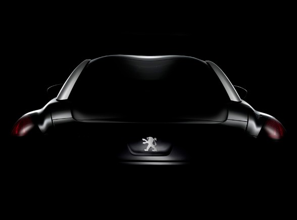 Oto Peugeot RCZ wyjeżdża z mroku