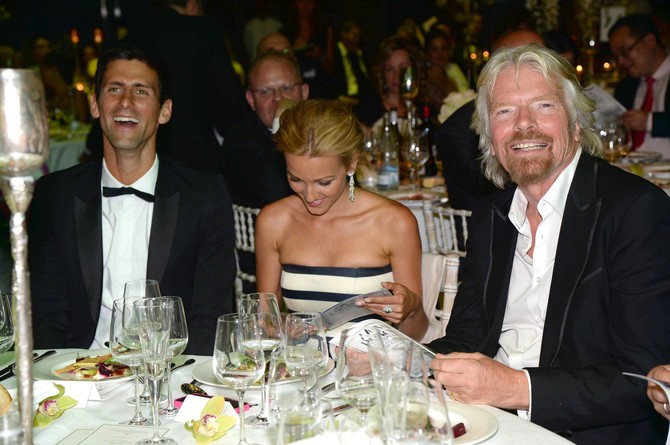 Novak i Jelena Đoković i Ričard Branson 2013. u Londonu
