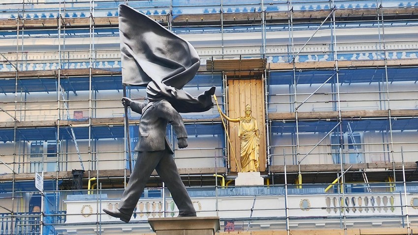 Statua je postavljena ispred pozlaćene biste boginje Atine na fasadi čuvenog kluba Atenaeum | Foto: BBC