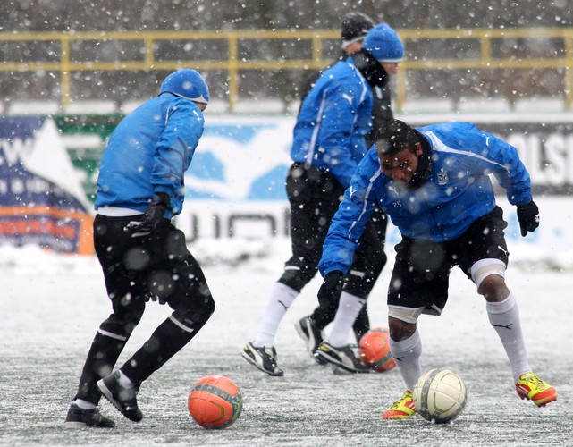 Pogoda nie rozpieszcza piłkarzy. Lech Poznań trenuje na śniegu