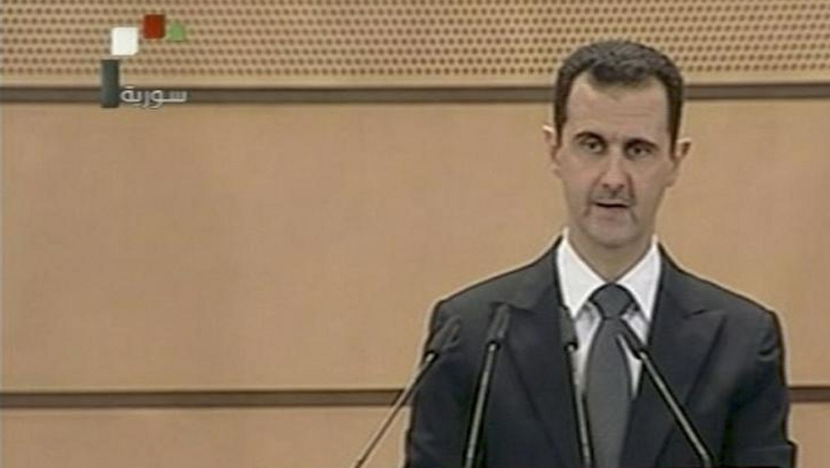 Prezydent Syrii Baszar el-Asad ma mniej niż tydzień na przystąpienie do wprowadzania obiecywanych od dawna reform politycznych. Jeśli tego nie zrobi, rozpocznie się zagraniczna interwencja - ostrzegł doradca prezydenta Turcji. Tymczasem Baszar el-Asad oświadczył, że wkrótce rozpocznie się dialog narodowy.