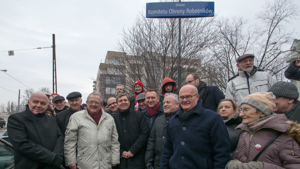 Tablicę z nazwą skweru - Komitet Obrony Robotników - odsłonięto wczoraj w Łodzi. O tym, aby takie imię nosił zieleniec u zbiegu ulicy Legionów i Cmentarnej, zadecydowali w ub. roku łódzcy radni.