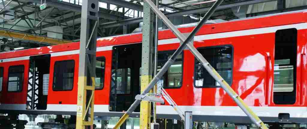 Do lat 80. Państwowa Fabryka Wagonów Pafawag we Wrocławiu była jednym z największych producentów taboru w Europie, ale po 1989 r. zlecenia się skończyły. W 1997 r. 75 proc. udziałów w Pafawagu wykupiła niemiecka grupa Adtranz, która powstała z fuzji kolejowych gałęzi koncernów ABB i Daimler. W 2001 r. Adtranz został przejęty przez Bombardier Transportation. W ten sposób Pafawag stał się częścią kanadyjskiego koncernu, który wszedł też w posiadaniu zakładów w Katowicach, Łodzi i Warszawie. Na zdjęciu: ostatnim etapem realizowanym w danym Pafawagu jest montaż okien