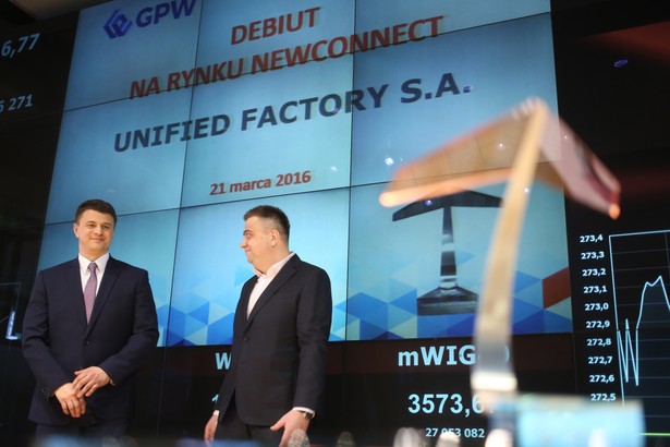 Prezes zarządu Unified Factory S.A. Maciej Okniński (L) oraz przewodniczący rady nadzorczej Cezary Nowosad (P) w trakcie debiutu spółki na rynku NewConnect warszawskiej Giełdy Papierów Wartościowych, 21 bm. (kru) PAP/Leszek Szymański