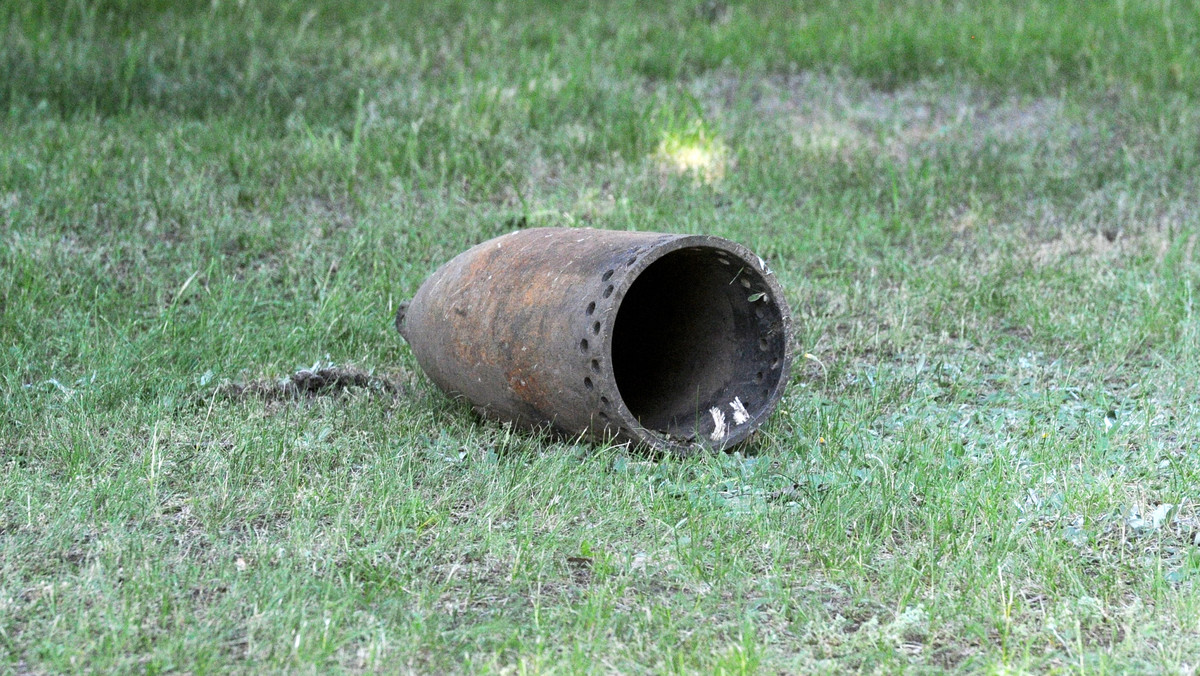 Do silnej eksplozji doszło w składzie złomu przy ul. Wóycickiego w Warszawie. Dwie osoby zostały ranne. Jak się okazało, jeden z pracowników składu chciał sam rozbroić niewypał, który wybuchł mu w rękach.