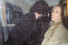 "Oženio se ženom koja može da mu bude MAJKA, bolje da je NJENU ĆERKU birao!", glumac (34) se pojavio sa suprugom (57) i njenim naslednicama i svi kažu da je OVA SLIKA SKROZ POGREŠNA