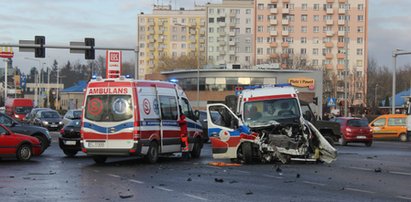 Karetka zderzyła się z TIR-em. Ciężarówka spłonęła