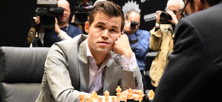 Magnus Carlsen zmienił zdanie i spodnie. Norweg wraca do gry