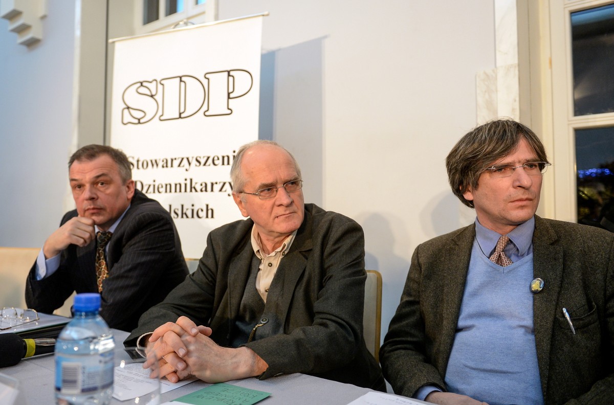 Od lewej: członek Zarządu Głównego SDP Zbigniew Rytel, pełnomocnik rządu ds. przygotowania reformy publicznej radiofonii i telewizji, wiceminister kultury Krzysztof Czabański, prezes SDP Krzysztof Skowroński, podczas konferencji "Przyszłość mediów. Dlaczego należy zmienić media publiczne?", zorganizowanej przez Stowarzyszenie Dziennikarzy Polskich w Domu Dziennikarza w Warszawie