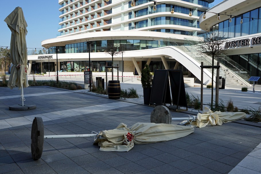 Opustoszała promenada w Świnoujściu w trakcie pierwszego lockdownu