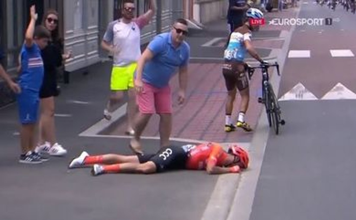 Fatalny wypadek kolarza z polskiej grupy CCC na trasie Tour de France [WIDEO]