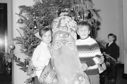 Mikołajki w czasach PRL-u. Przerażający gwiazdor w przedszkolu i wizyta w domu handlowym [GALERIA]