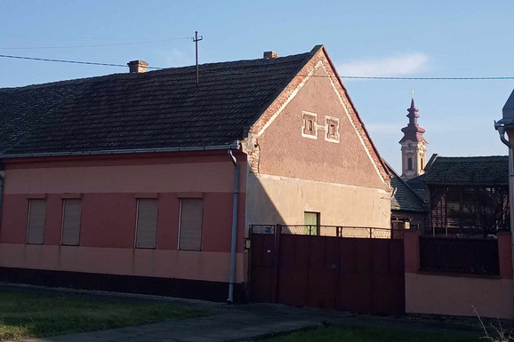 Jeftinije od garaže u Beogradu: Dve kuće od 150 kvadrata, 10,5 ari placa i kompletno gazdinstvo prodaje se za samo 20.000 evra