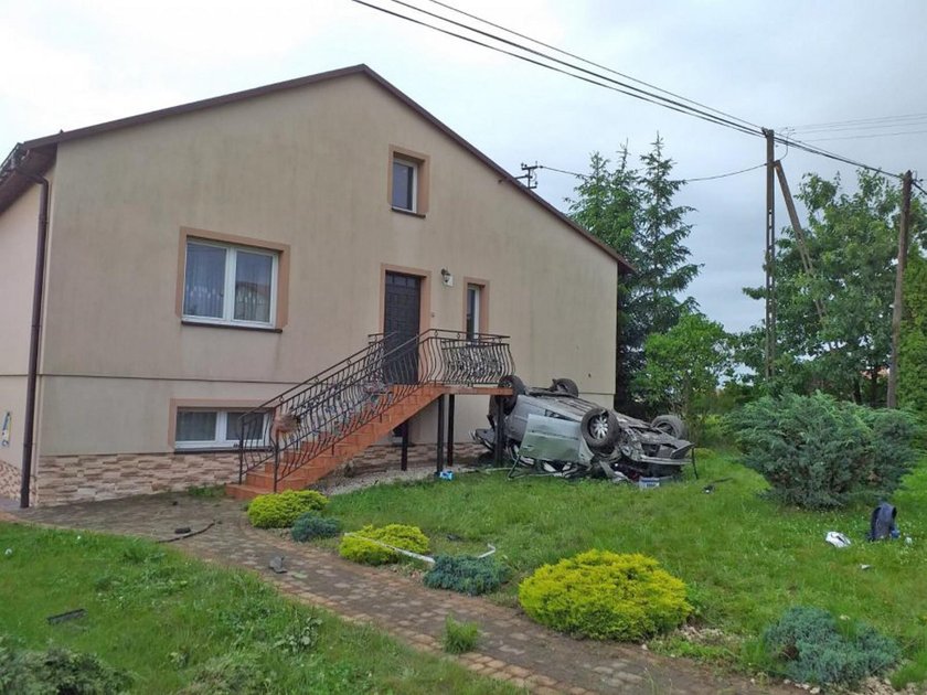 Groźny wypadek na Podkarpaciu. Auto uderzyło w dom